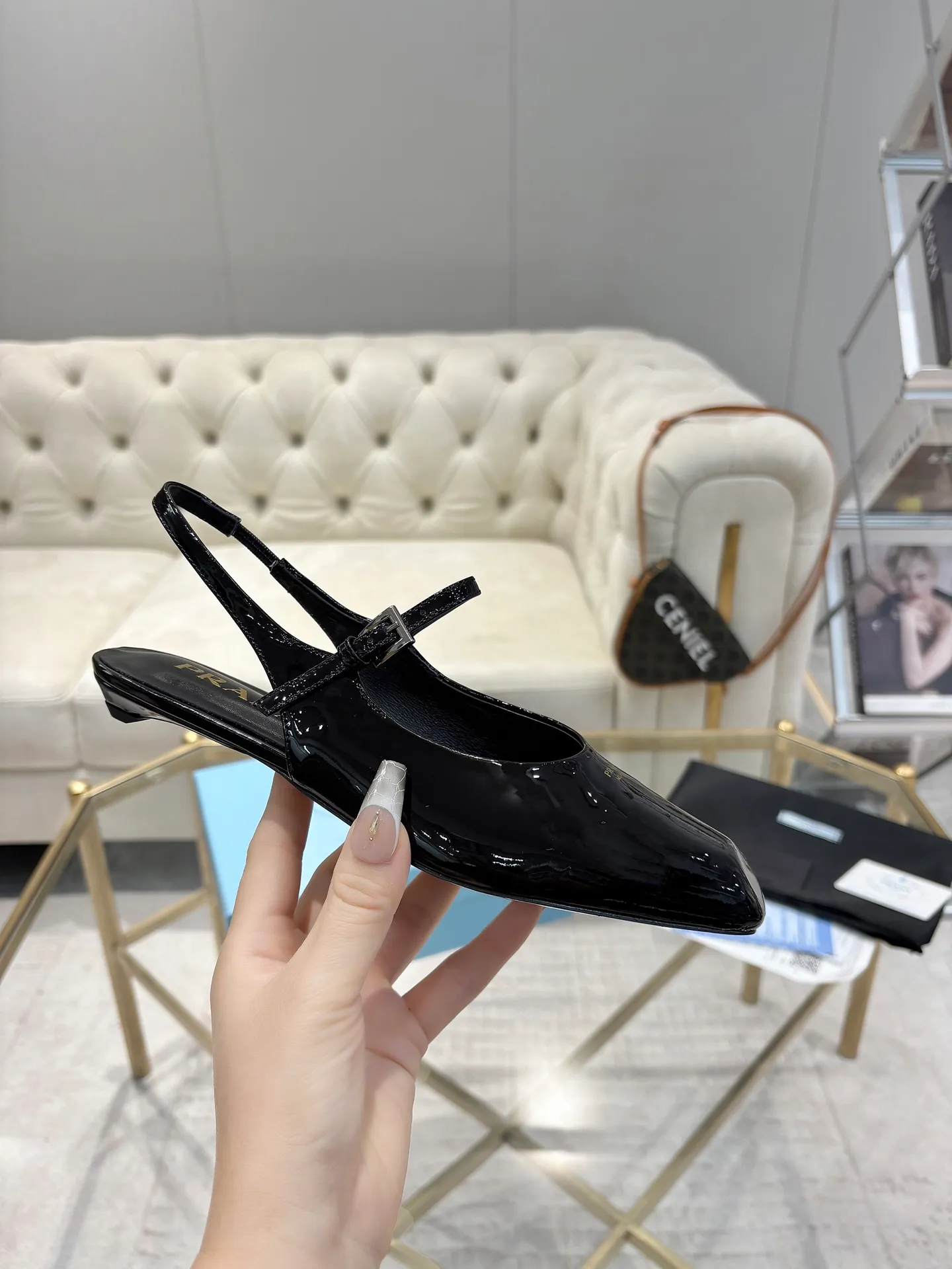 👟👟Ex-factory price 560👟👟 (imitation leather bottom-20) New arrival 👉Ready stock👈Remove the original board and make a 1:1 replica‼ ️ The highest version of Prada's early spring catwalk hot style 😘The latest spring style Retro Mary Jane series Genuine leather sole Simulated leather sole A must-have for goddesses Super comfortable on the feet to reduce age 👉The upper is made of imported cowhide leather Comfortable small square toe Retro and playful Lining + foot pads Imported sheepskin lining Breathable and comfortable (1.5 high small insert heel) Duplicate private molded buckles (all original logos) Code number 35M-39M (34 40 41 42 customized, non-refundable and non-exchangeable)✅